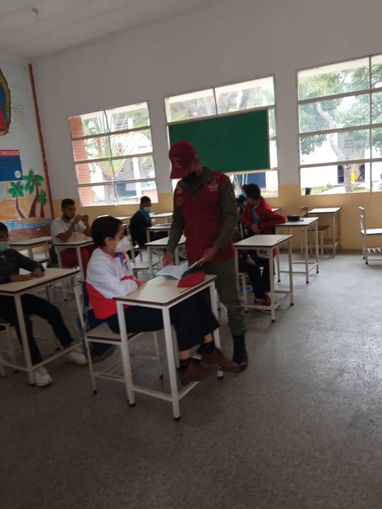 DestGDPElValle's tweet photo. En el Marco del Plan Pepito, nuestro centinelas permanente del @DestGDPElValle, continúan desplegado en los diferentes colegio de caraqueño, fortaleciendo la educación y la seguridad de nuestro pequeños #18Feb #GNB #GNBGDP @DestGDPElValle @GNB_Pueblo @GNBCmdtGral https://t.co/kZTVrvCUcs