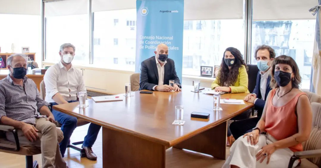 CNCPS_oficial's tweet photo. Estuvieron presentes el subsecretario de Coordinación Técnica y Análisis de la Información @ehbrau y la DN del SINTyS @florespinosalp
Argentina avanza con más igualdad de oportunidades para todas y todos.
#SINTYS
#ReconstruccionArgentina⬆️ https://t.co/3ulDiV9RJX