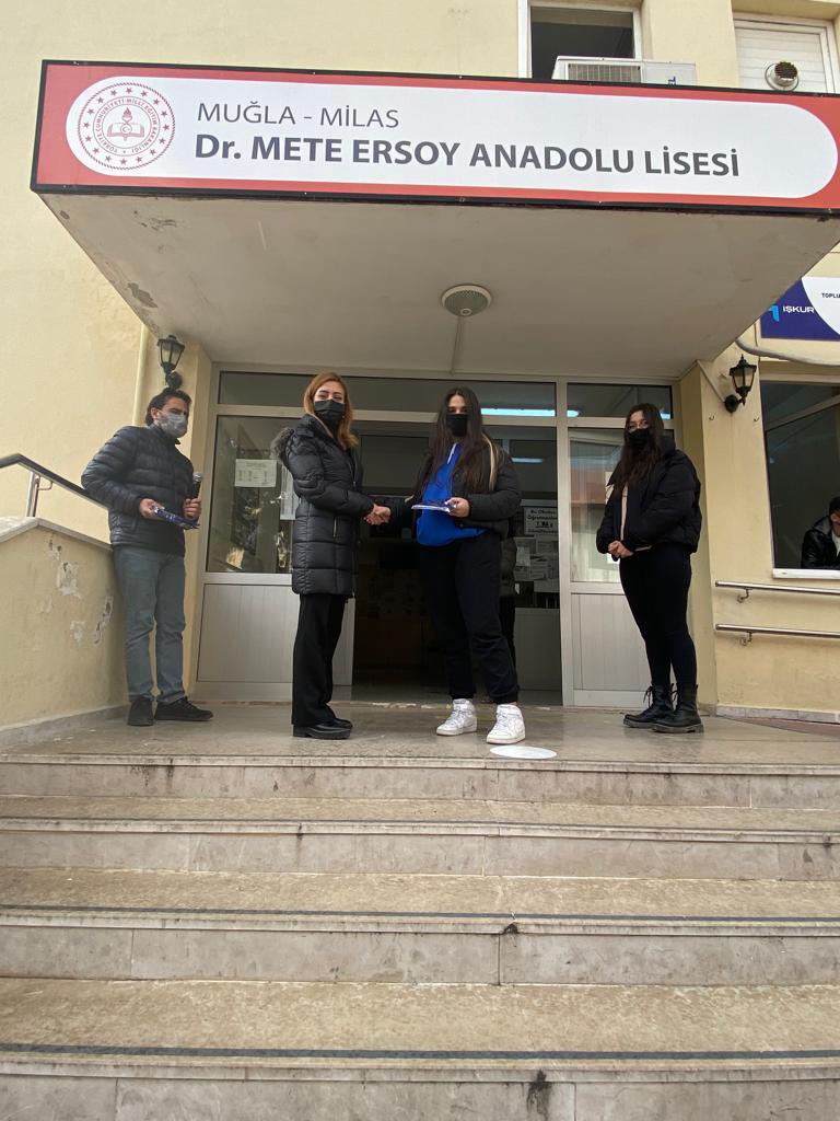 MeteLisesi's tweet photo. Okulumuzda yapılan İstiklal Marşı’nı güzel okuma yarışmasında Zerya Koç 1. Yağmur Özmen 2. veMustafa Yıldırım 3. olmuştr.Öğrencilerimize ödülleri Okul Müdürü Nilüfer BAL tarafından verilmiştir.Öğrencilerimizi tebrik ederiz.@mugla_mem @MilasMEm @isabal80 @Aliaktas4825448 @nnnilll https://t.co/u8tXd2v9lk