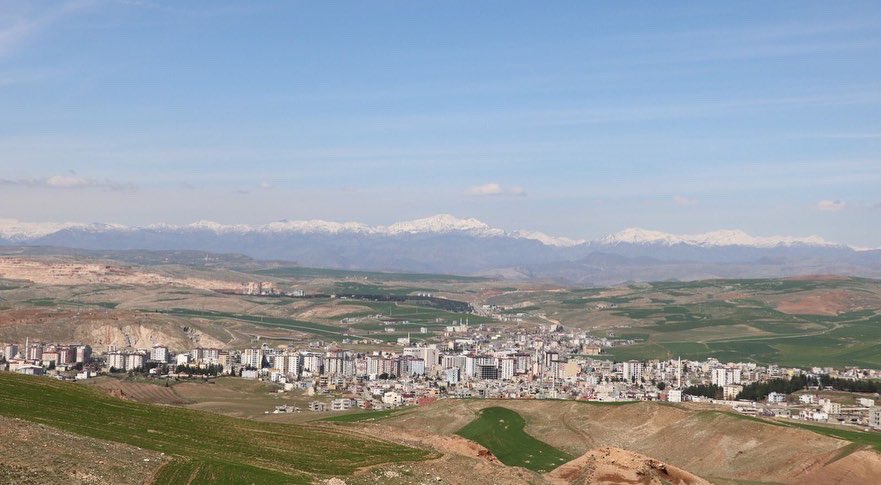 Kurtalan ilçemizin Beykent mahallesinde 2.Etap 79 konut ve 2 dükkanlı Ticaret merkezi inşaatı ile altyapı ve çevre düzenlemesi yapımı için TOKİ başkanlığımızla yaptığımız girişimler neticesinde hamdolsun ihale sürecine gelmiş bulunmaktayız . 

facebook.com/542654213/post…