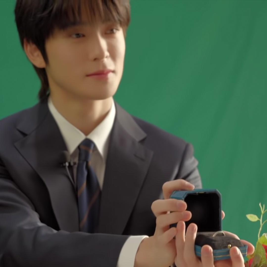 97JJHOLIC's tweet photo. Jaehyun:                 me: https://t.co/ubE5FMIsOX