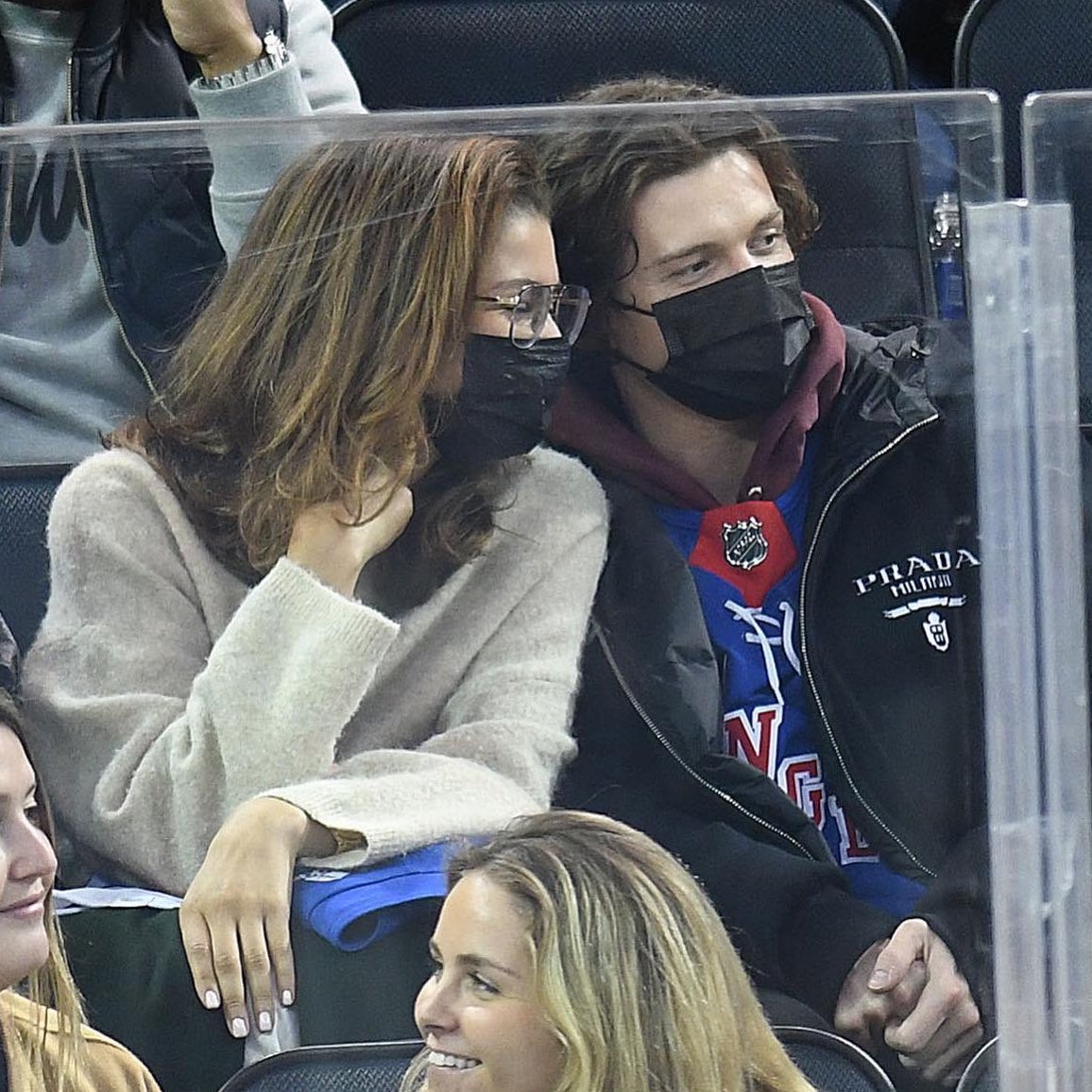zendaya and tom holding hands and leaning their head’s onto one another, i’m gonna cry