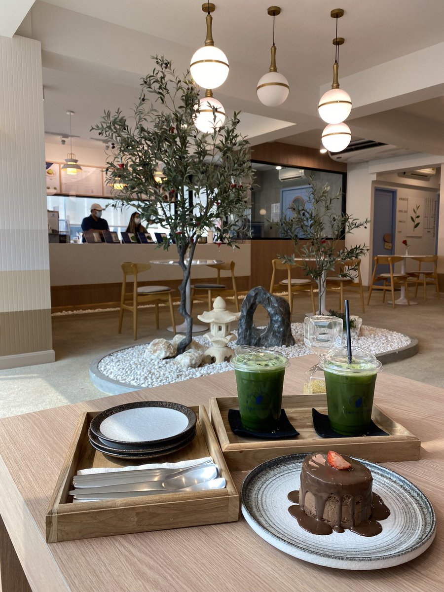 Travelaroundme's tweet photo. แนะนำคาเฟ่ Time’s House Tea Room เป็นคาเฟ่ชาเขียวที่สามารถสั่งแบบเป็นเซตชงเอง หรือจะสั่งเมนูตามปกติก็ได้ ร้านนี��ทั้งชาเขียวและขนมจัดว่ารสชาติดีมากๆ ที่สำคัญที่ร้านจะเงียบๆ เหมาะแก่การนั่งจิบชา แนะนำร้านนี้สุดๆ 
ปล. ร้านจะแอบหายากนิดนึงต้องสังเกตดีๆ @aroii #คาเฟ่ #คาเฟ่กรุงเทพ https://t.co/UBDKeVFgEe