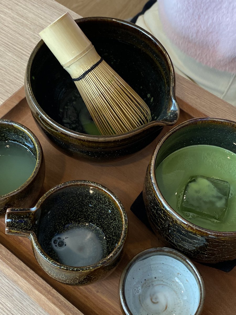 Travelaroundme's tweet photo. แนะนำคาเฟ่ Time’s House Tea Room เป็นคาเฟ่ชาเขียวที่สามารถสั่งแบบเป็นเซตชงเอง หรือจะสั่งเมนูตามปกติก็ได้ ร้านนี��ทั้งชาเขียวและขนมจัดว่ารสชาติดีมากๆ ที่สำคัญที่ร้านจะเงียบๆ เหมาะแก่การนั่งจิบชา แนะนำร้านนี้สุดๆ 
ปล. ร้านจะแอบหายากนิดนึงต้องสังเกตดีๆ @aroii #คาเฟ่ #คาเฟ่กรุงเทพ https://t.co/UBDKeVFgEe