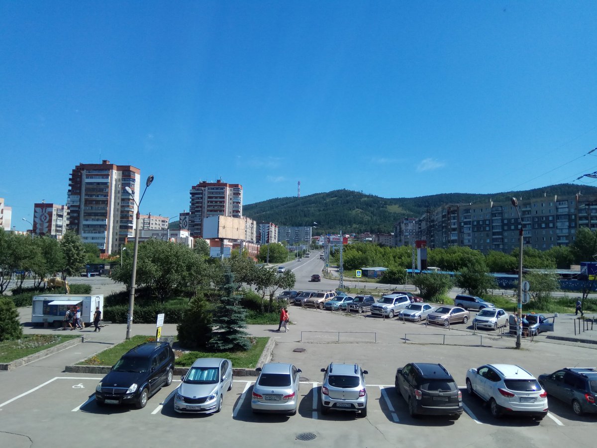 SergeyShebalkov's tweet photo. Миасс. Челябинская область. Перекресток улиц Академика Павлова и Степана Разина. Вид с железнодорожного вокзала. Слева - скульптура "Золотой лось". Июль, 2019 г. #Миасс #Урал #горы #город #лось #улица #Ural #Mountains #Miass #Russia https://t.co/tmF00Tpuw3