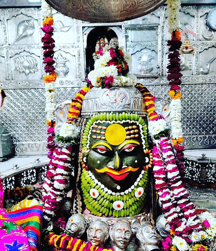 DevaAmar's tweet photo. जय श्री #महाकालेश्वर 🙏🌹🙏
दि 18-02-2022 को #ज्योतिर्लिङ्ग श्री महाकालेश्वर जी का संध्या काल आरती श्रृंगार दर्शन https://t.co/OjpvIFfkM4