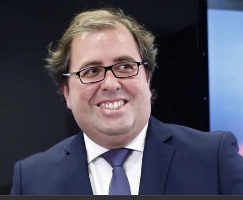 WillyTolerdoo's tweet photo. El listo del "error informático" sería el Presidente en funciones del PP tras las dimisiones de Casado y Teodoro. Es una maldita película de Berlanga. https://t.co/5fhlwSvsT9