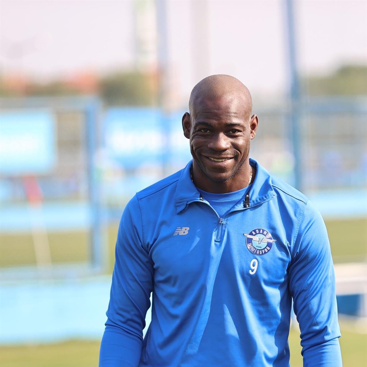 mario balotelli saçlarını kazıttı