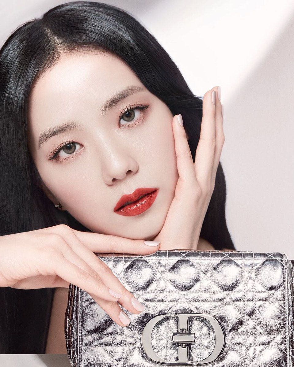 lisoouttedz's tweet photo. Parece uma obra de arte, cada detalhe da Jisoo é perfeito, como pode https://t.co/fmVuncUv67