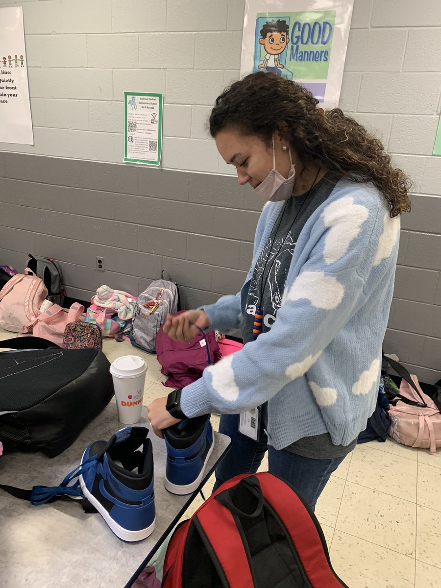 Above and beyond when your student knows who can lace the Jordans up right….🤩🙌🏻 <a href="/M_Wills2329/">MWills</a> @SullCentral
