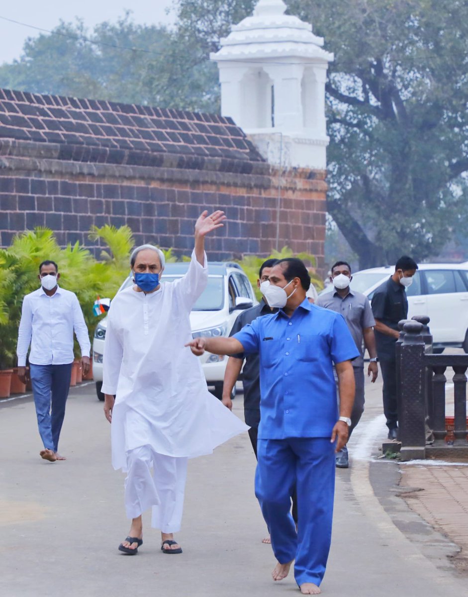 Naveen_Odisha's tweet photo. ମହାପ୍ରଭୁ ଶ୍ରୀ ଲିଙ୍ଗରାଜଙ୍କ ଦର୍ଶନର ଅପୂର୍ବ ସୌଭାଗ୍ୟ ପ୍ରାପ୍ତ ହେଲା। ମନ୍ଦିର ଆଖପାଖରେ ଜାରି ରହିଥିବା ବିଭିନ୍ନ ସୌନ୍ଦର୍ଯ୍ୟକରଣ କାର୍ଯ୍ୟ ବୁଲି ଦେଖିବା ସହ ମହାପ୍ରଭୁଙ୍କ ନିକଟରେ ମୋର ପ୍ରିୟ ସାଢ଼େ ଚାରି କୋଟି ଓଡ଼ିଶାବାସୀଙ୍କ ସୁଖ, ଶାନ୍ତି ଓ ସମୃଦ୍ଧି କାମନା କଲି। https://t.co/onJeA5PaAu