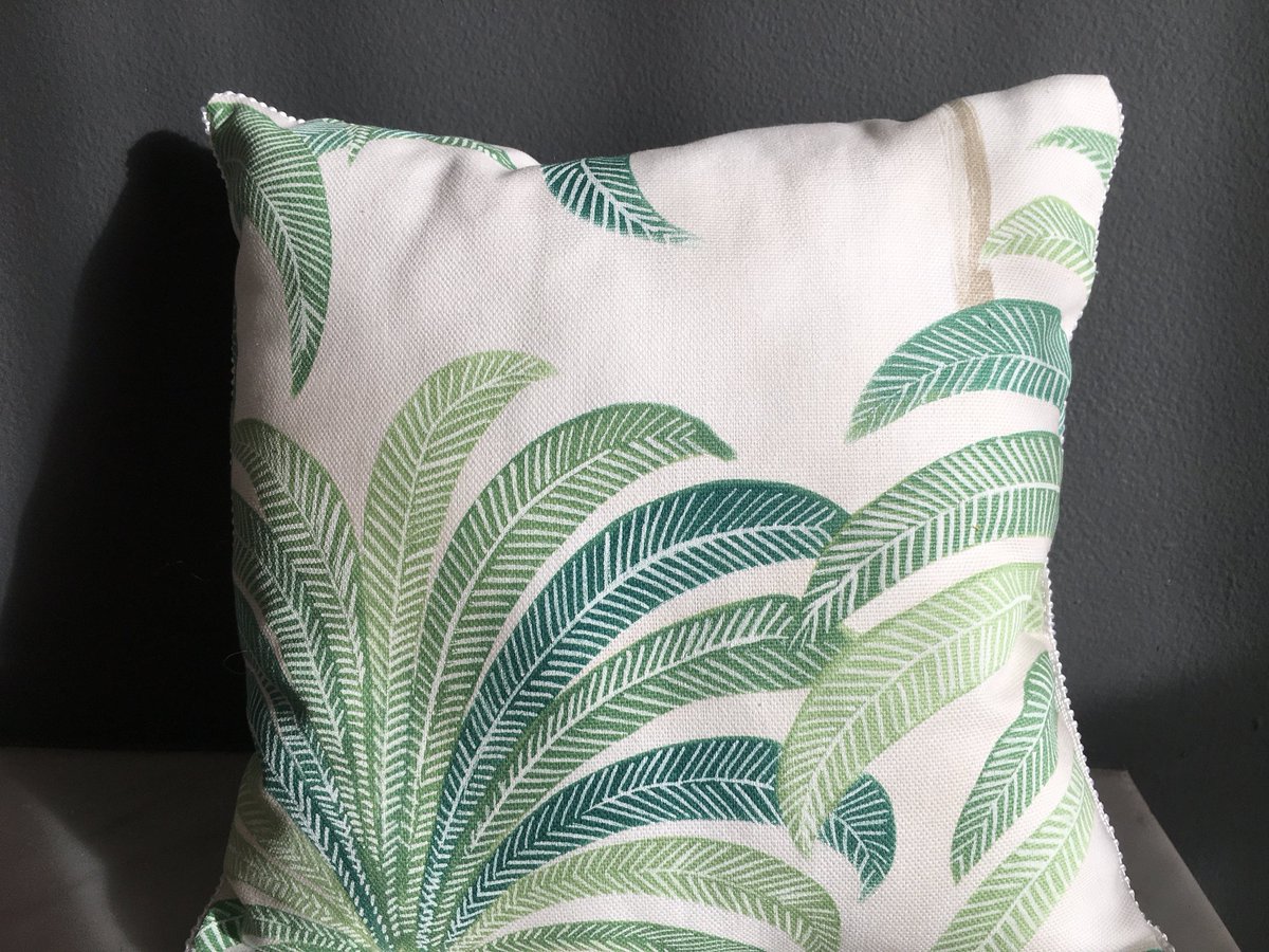 silkgreenprints's tweet photo. Excited to share the latest addition to my #etsy shop: Green Palm Leaves Scatter Cushion. Double Sided 26*26cm. Jungle Leaves Pattern https://t.co/6N9tch54LJ #square #floral #bedroom #throwpillow #boudoircushion #tropicalprint #retrohome #homedecor #ukcushions https://t.co/UoeVrA6KUd