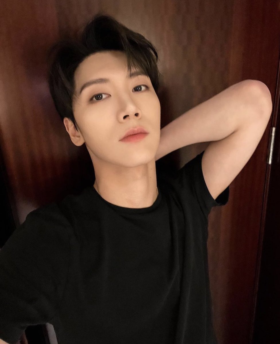Wishyoufinnion's tweet photo. นี่คือพี่เบน ผู้จัดการดาราที่ใคร ๆ ต่างก็หลงรัก ทั้งหล่อดูดี มีความตั้งใจ ยิ้มทีโลกสดใส แต่พี่แกไม่ค่อยยิ้ม #tenlu #tencas https://t.co/wr5mWy7qjs