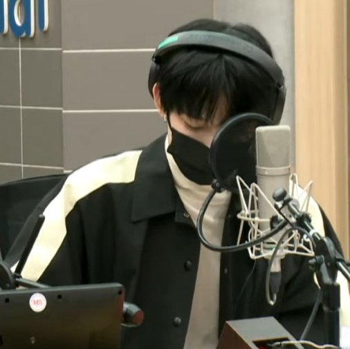 sunjakelog's tweet photo. DJ sunoo in the house! fighting for our sunshine 🤍 https://t.co/eIWkS6NvTb