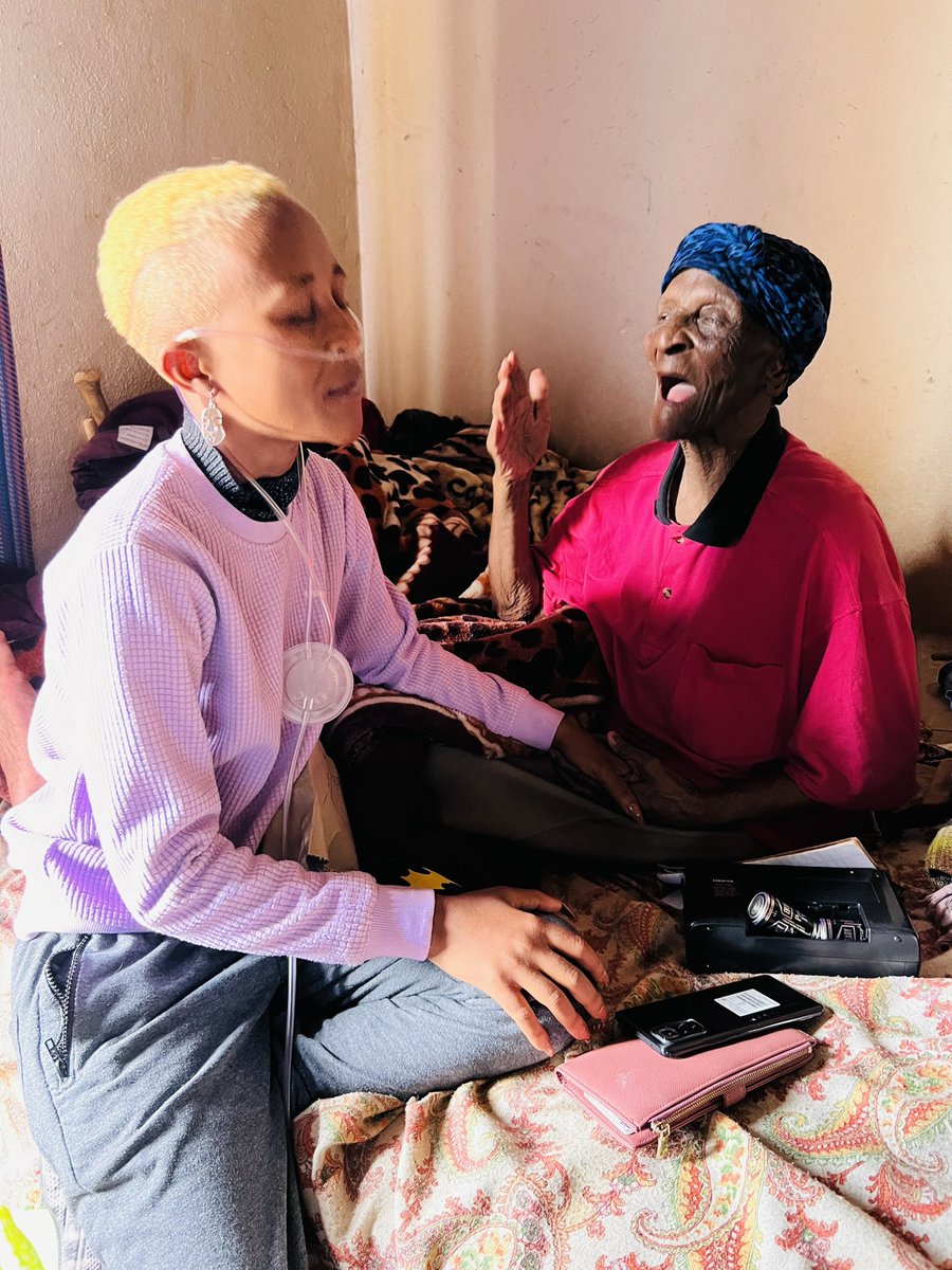 NkhosiLa's tweet image. I got a call from mom yesterday to go and see my Khokho,she’s blind and has no teeth now, she’s been praying for me while I was in India and first thing she did when she heard my voice was pray and cry 🥺🥺🥺🥺she gave me all her blessings and she talked nothing but God 🥺🥺🙌