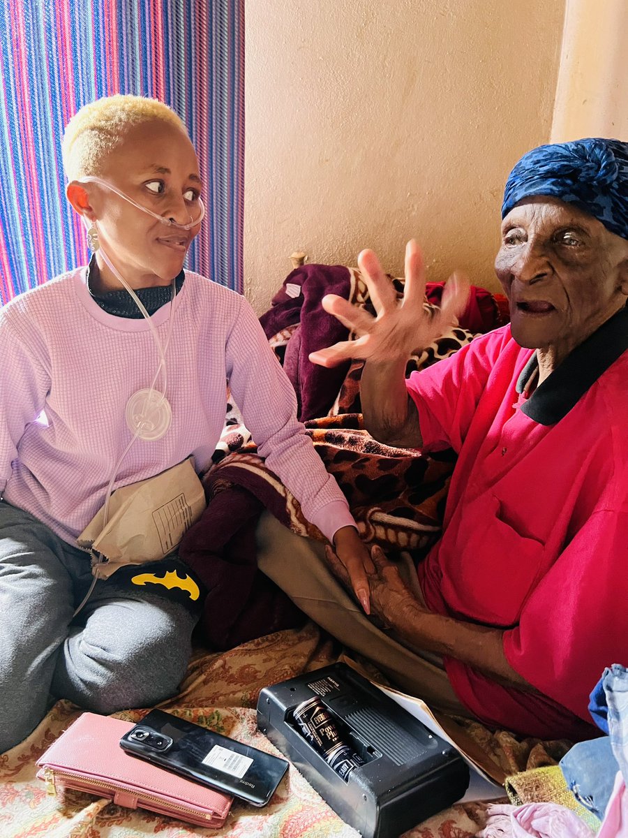 NkhosiLa's tweet image. I got a call from mom yesterday to go and see my Khokho,she’s blind and has no teeth now, she’s been praying for me while I was in India and first thing she did when she heard my voice was pray and cry 🥺🥺🥺🥺she gave me all her blessings and she talked nothing but God 🥺🥺🙌