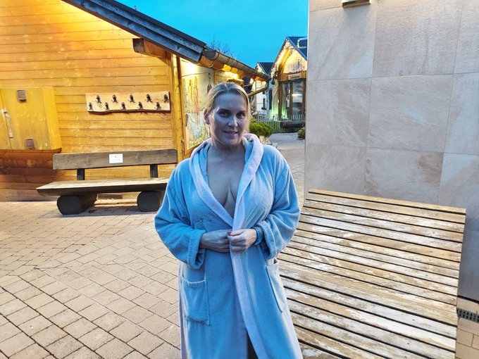 Gestern wieder mal einen netten Wellnesstag erleben d&uuml;rfen. Ohne Bademantel magst du mich sehen?? dann<a href="/tag/blondie"class="tags"><span>#blondie</span></a><a href="/tag/blond"class="tags"><span>#blond</span></a><a href="/tag/sexy"class="tags"><span>#sexy</span></a><a href="/tag/hot"class="tags"><span>#hot</span></a><a href="/tag/milf"class="tags"><span>#milf</span></a><a href="/tag/cam"class="tags"><span>#cam</span></a><a href="/tag/camgirls"class="tags"><span>#camgirls</span></a>