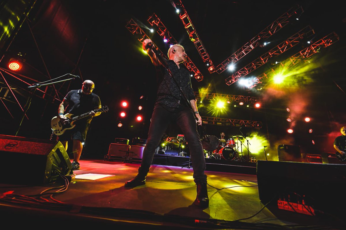 Así se vivió ayer la vuelta de Buitres al escenario 🙌🏻
Fotos de Mauricio Rodríguez 
<a href="/MontevideoMG/">MMG</a> <a href="/faroguia/">Ernesto Muñoz</a> <a href="/RoussBarrios/">Rocío Barrios</a>