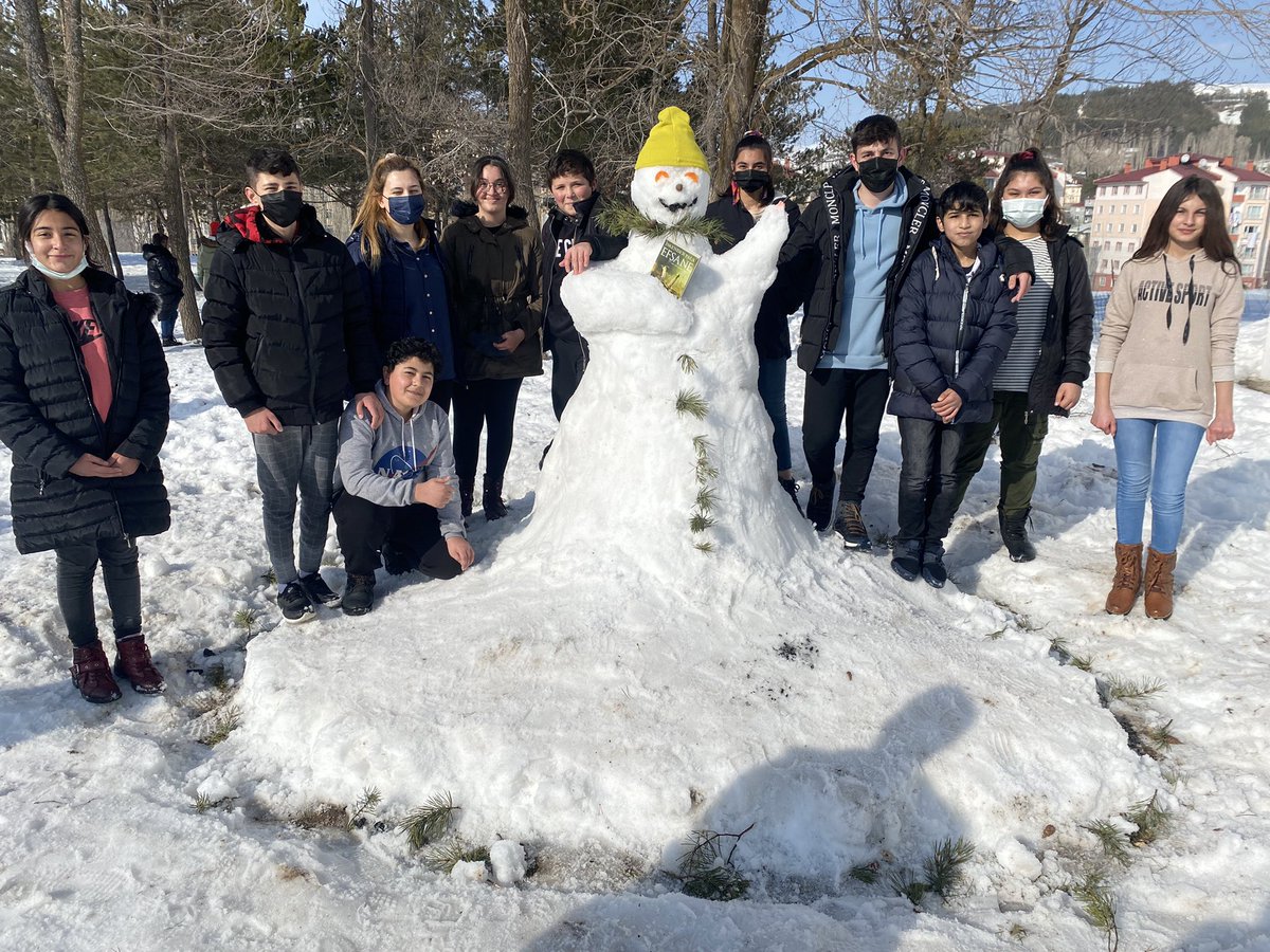 asimozdenybo's tweet photo. KEYİFLİ MOLA☃️❄️
Tüm sınıf seviyelerimizde En Güzel Kardan Adam Yarışması https://t.co/1SUjHQCVlGğuk kış günlerinde içimizi ısıtan yarışma, keyifli anlara sahne oldu. 
Sınıf rehber öğretmenleri ile birlikte ürünlerini ortaya koyan öğrencilerimizi tebrik ederiz 👏😊 @SafakTuran58 https://t.co/claLxf4Yws