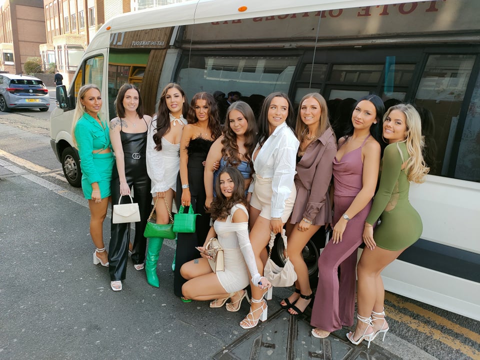 portsmouthlimo's tweet photo. Travelling to a birthday bottomless brunch by Partybus ~ Such a fun way to travel 02392 358627 @lucywebbb https://t.co/6u2W4bhDBw