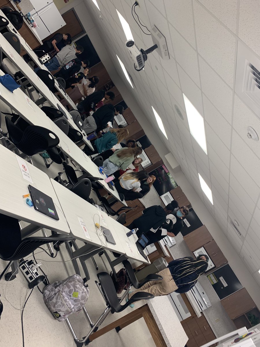 Nutrition classes working together to reflect on their FNT process, fill in the gaps, &amp; demonstrate what they learned about nutrition across the life span! <a href="/LeanderHS/">Leander High School</a> @LHS_principal20 <a href="/LeanderHS_CTE/">Leander HS CTE</a> @LeanderISD_CTE