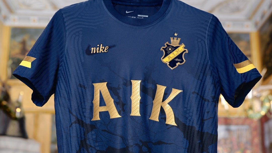 alejandromendo's tweet photo. 👑🇸🇪 Sabíamos que el @aikfotboll forma parte de la realeza modista. Habíamos visto mapas sobre 1 camiseta. Recaudación benéfica, 131 ejemplares a la venta, packaging de impacto... Todo en su sitio.
Lo llamativo en la #aikroyaledition es el logo 'superpuesto' de Nike 🧐😬 https://t.co/K2d3uApQ3g