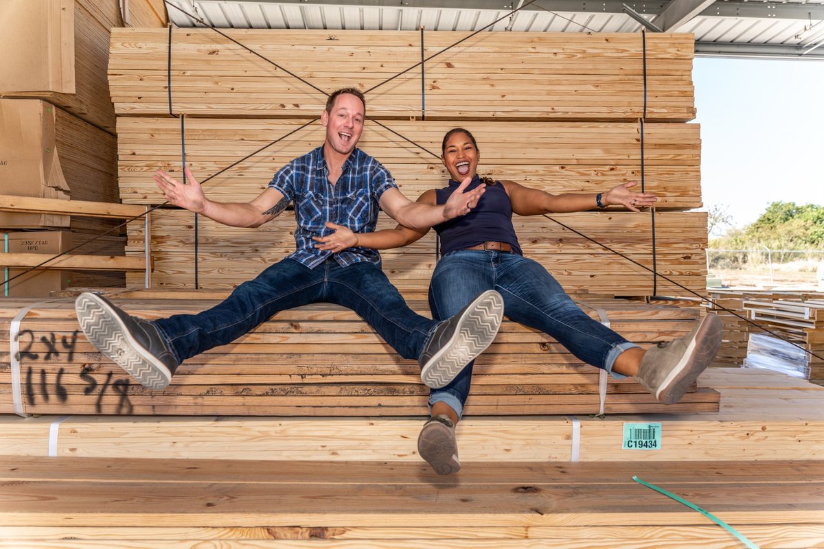 84LumberNews's tweet photo. That feeling when @MrBreaKinGround and @mikamakesmoves from @HGTV’s #100DayDreamHome stop in for a visit >>> 🤩🤩🤩
📍 #RuskinFL 🌴☀️ https://t.co/s0oKm8Dhhq