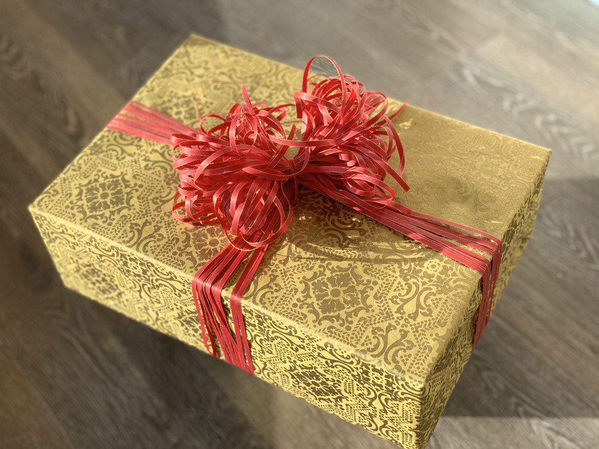 Paper_Source's tweet photo. Sometimes the most unexpected combinations make for the most beautiful outcomes. We love how this red @CreamCityRibbon pops against the yellow and gold!
#papersource #giftwrapping #giftwrappingservice #wrappingpaper #finepaper #cottonribbon https://t.co/5dj1Q6DI32