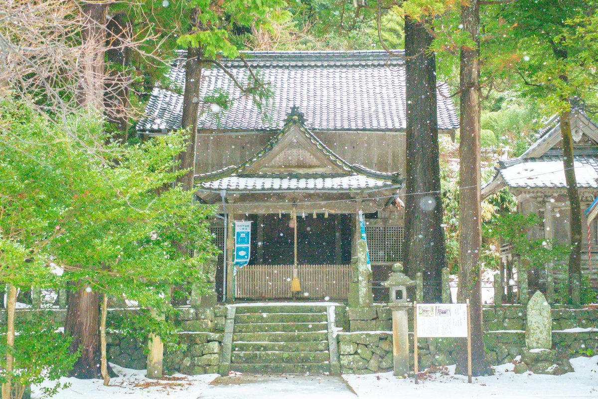 ukawa_lovers's tweet photo. ここ何日かの宇川は雪景色。上野の六神社も雪化粧。自分が最初の参拝かと思ったら、先客の足跡がありました☺️(ウサギかな……！？) https://t.co/wq1KbJcmGc