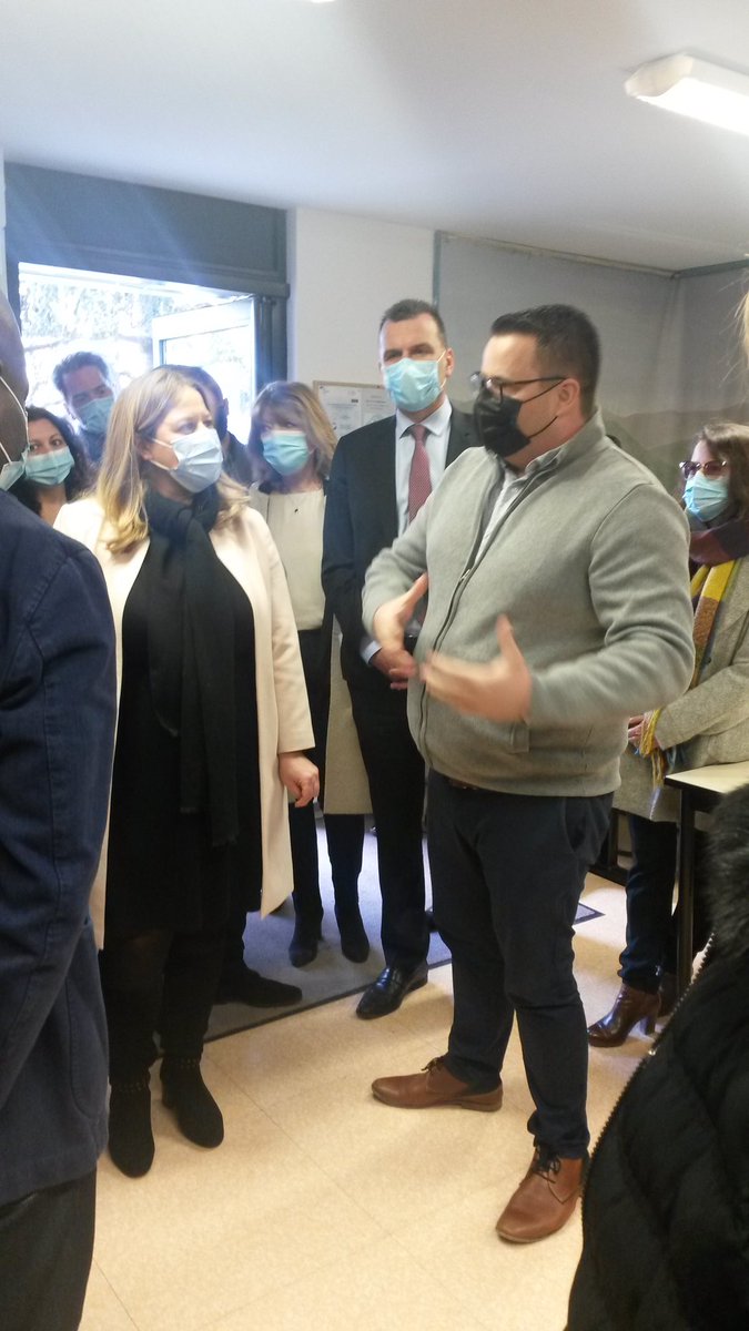 LaurentLeMerci4's tweet photo. J’ai eu l’honneur d’accompagner la ministre @NadiaHAI78 lors de sa visite de la #Citééducative Les Moulins de @VilledeNice. Très belle dynamique de projet éducatif et excellente articulation avec le travail des associations. #politiquedelaville #égalitédeschances @AcademieNice https://t.co/gPLb7jxbc1