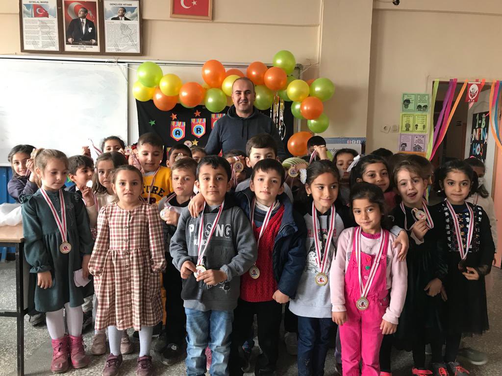 GozpO's tweet photo. Mini mini birlerimiz okumaya geçti😊 okumaya geçen 1. Sınıf öğrencilerimiz değerli öğretmenleriyle okuma bayramı kutladı. Emeği geçen öğretmenlerimize teşekkür ederiz🌹 @KurtalanMem @faypol56 @Salimmete7 @DenizEdip1 @KrtlnKymkmlk @MemSiirt https://t.co/lLCb5HWZfK