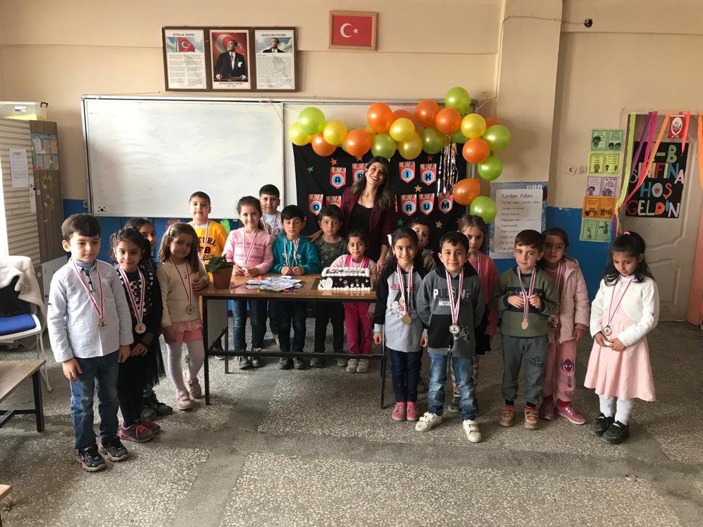 GozpO's tweet photo. Mini mini birlerimiz okumaya geçti😊 okumaya geçen 1. Sınıf öğrencilerimiz değerli öğretmenleriyle okuma bayramı kutladı. Emeği geçen öğretmenlerimize teşekkür ederiz🌹 @KurtalanMem @faypol56 @Salimmete7 @DenizEdip1 @KrtlnKymkmlk @MemSiirt https://t.co/lLCb5HWZfK
