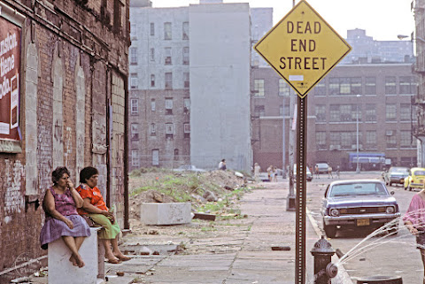 evgrieve's tweet photo. Photographer Peter Bennett, a native NYCer who lived in the East Village from 1979 to 1988, recently shared a stash of street scenes with me from that time period, such as this one from 5th Street at Avenue C. https://t.co/3SnqQxBPEY