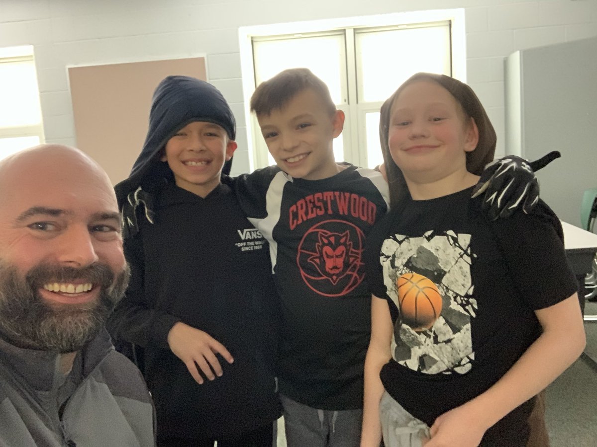 MrGriffisSHS's tweet photo. Got to have lunch with this crew this week as a PBIS student store reward! I donβt know who had more fun them or myself + they just might have talked me into investing in some VR headsets for CIS! #theCrestwoodWay #lunchwithprincipal #pbis https://t.co/57DgFIdyE1