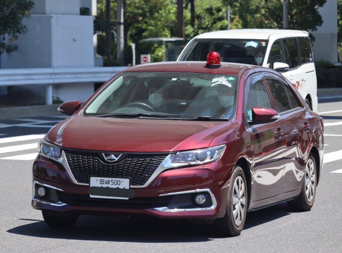 覆面パトカーはナンバーでわかる 車の流れだけじゃない高速での見分け方 ブーマル