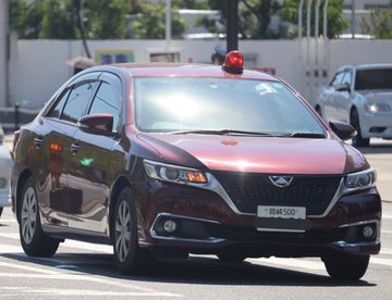 覆面パトカーはナンバーでわかる 車の流れだけじゃない高速での見分け方 ブーマル