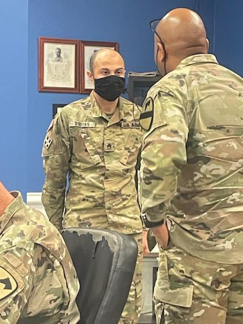 1stSQDN7thCAV's tweet photo. Pegasus 7, BG Rone, came to our SQN Footprint to sit in our Training Meeting and walk through all the Troop areas. Along the way, P7 coined our SQN Schools NCO, SSG Brooks, and our Senior Medic, SFC Williams, for all the hard work they do in our SQN. #FirstTeam | #TroopersFirst https://t.co/jW9ml0TKJh
