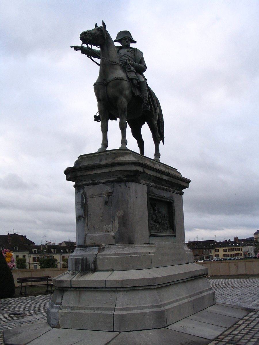 DestiNapoleon's tweet photo. En 1867, sous le Second Empire, est érigée sur le pont de Montereau une statue équestre de #Napoléon Ier, œuvre d'un des deux fils du général Pajol et dont le socle comporte deux bas-reliefs illustrant la bataille du 18 février 1814. https://t.co/dQd3NqjetT