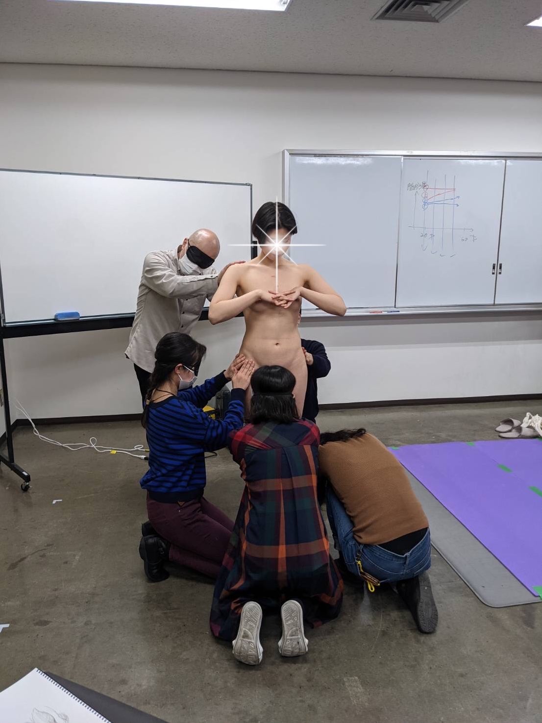 美術解剖学モデル海斗 アイマスクして人体を触ると 人の形の何を自分が思い込んでいるのか指が教えてくれる なんかヤバそうな光景ですが自分の絵から固定観念を外す発見の多い良い練習方法だと思う 快く触らせてくれるモネちゃんありがとう 美術解剖学