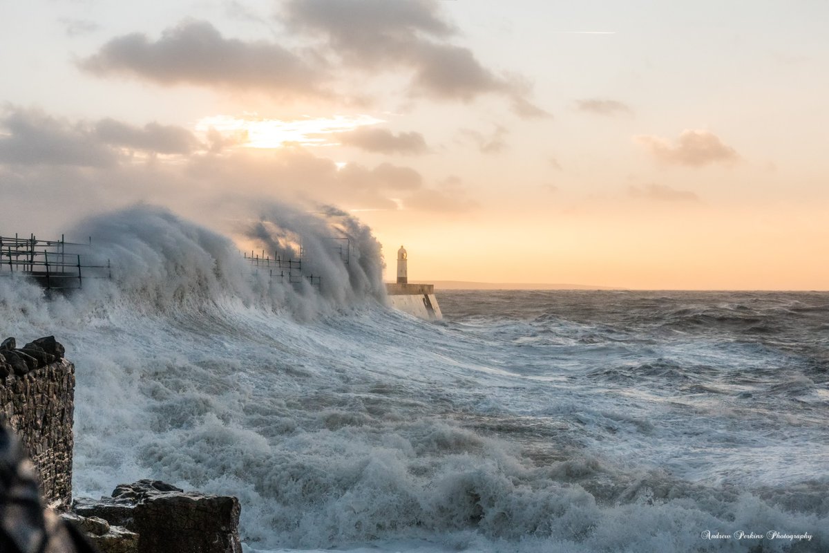 #stormeunice Battering the Lighthouse at #Porthcawl