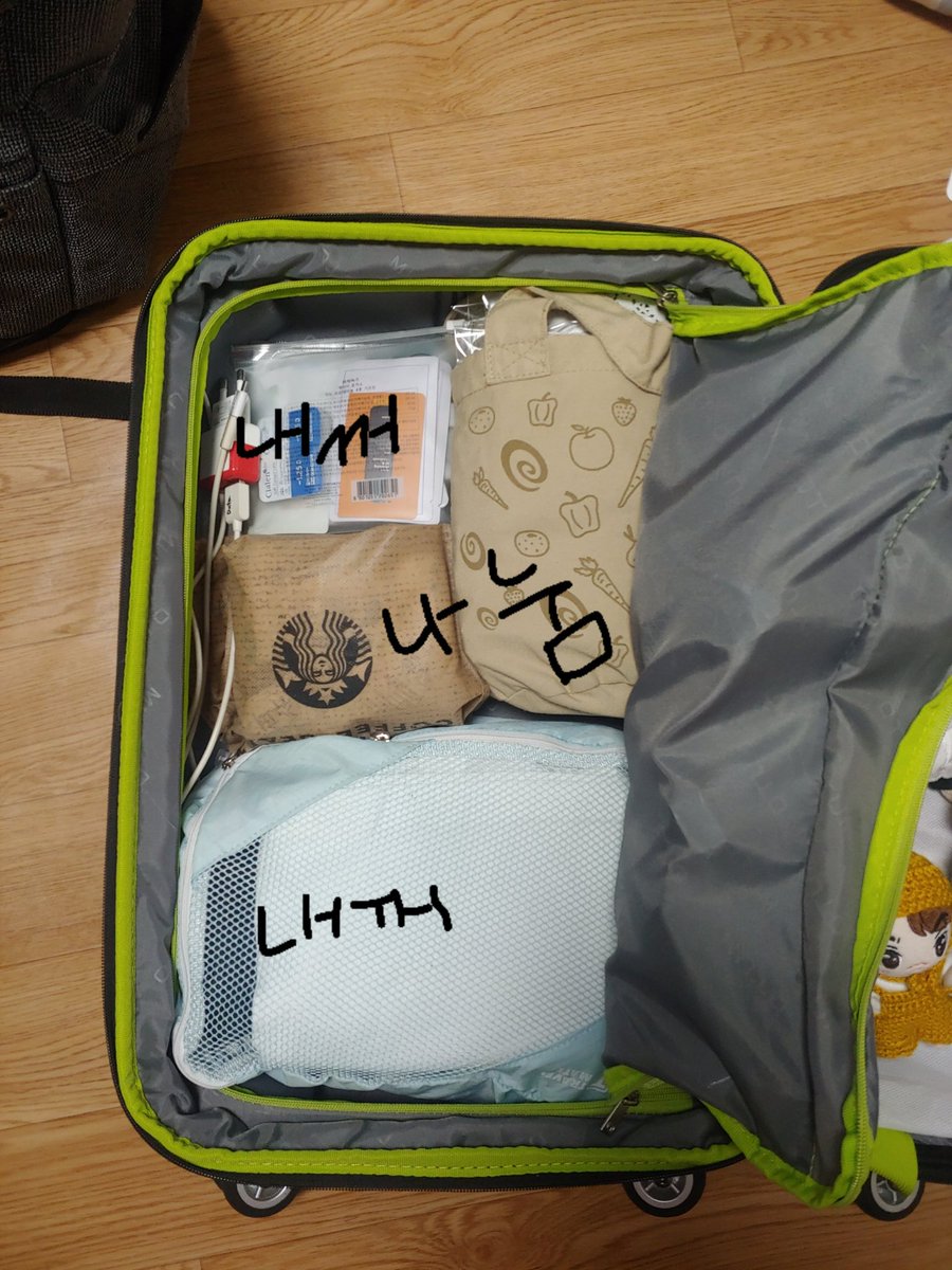 WhistleTrain's tweet photo. 윈이에게 가는 길...
서울과 부산 2박 3일의 일정..
짐을 싸는데 나눔 짐이 캐리어 반을 넘게 차지하는게 실화입니까?? 🤣🤣
진짜 윈이 만나러 태국 가는 캐리어 싸고 싶은 밤입니다🥺😭🤧

윈이야 D-3 생일 축하해 🎉
#3DaysRoadToWin23rd
#winmetawin 
@winmetawin https://t.co/BMSBxg2gUo