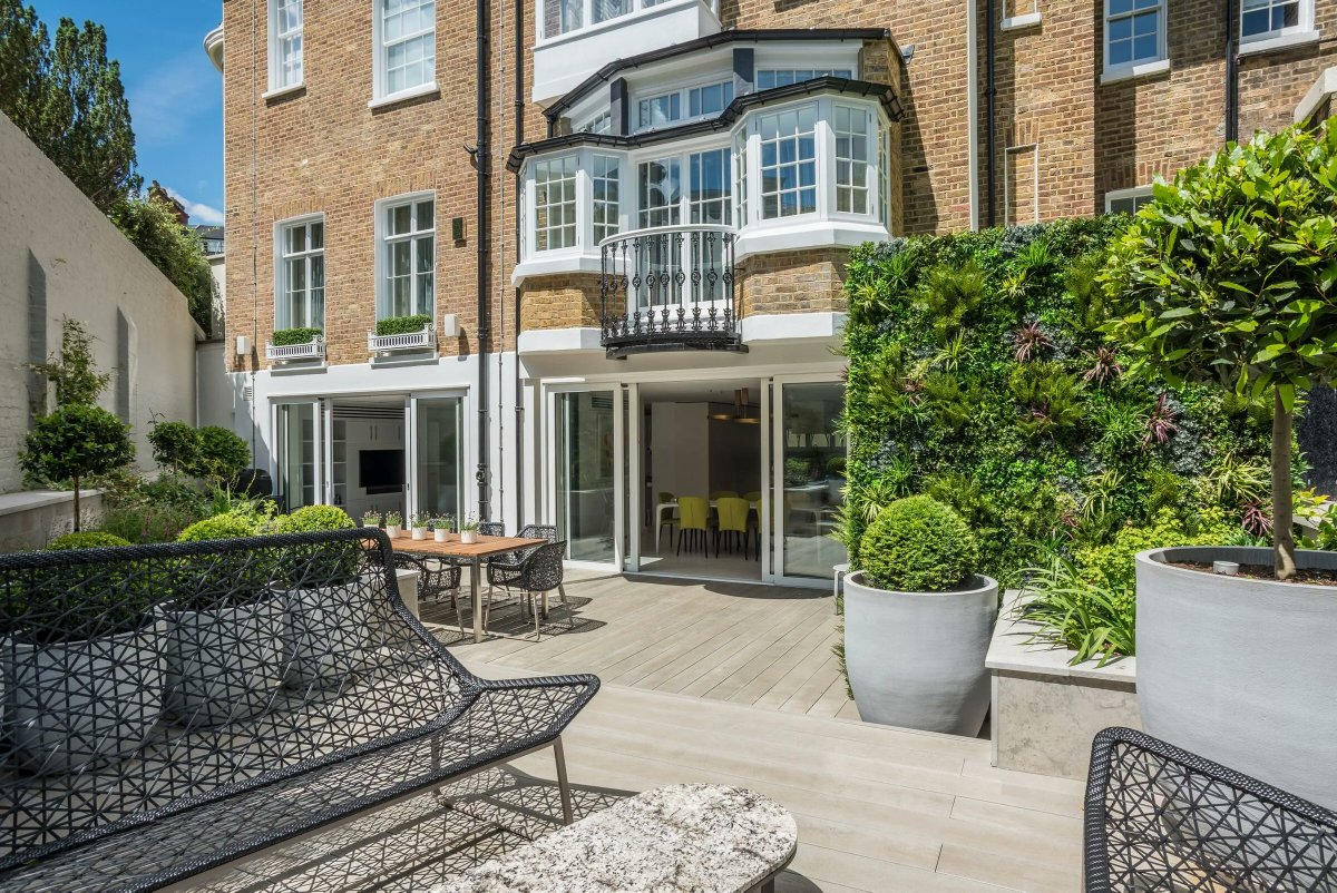 Archello's tweet photo. Miami Unified Kensington Townhouse by @KNOFdesign features a material palette of: 

• ​Furniture by @Poliform; @Flexform_ITA; @Poradafurniture; ROCHE BOBOIS
• Flooring by @turgonflooring 
• Sanitary Equipment by @FiredEarthUK; @Tuttobagno 

See more: https://t.co/4UZzHqcz84 https://t.co/w0Zimkenp1