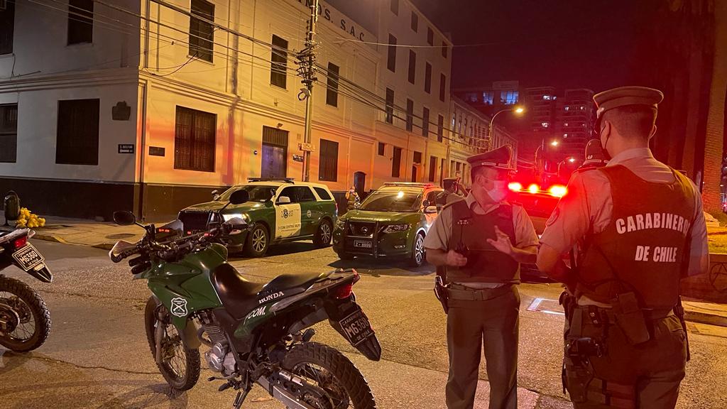 La noche de ayer se llevó a cabo operativo de limpieza de calles en #Valparaíso organizado por <a href="/MunicipioValpo/">Muni Valparaíso</a> y apoyado por la DPR y <a href="/CarabValparaiso/">Carabineros Región de Valparaíso</a>. 
Trabajando mancomunadamente por la ciudad puerto 🚔👮.