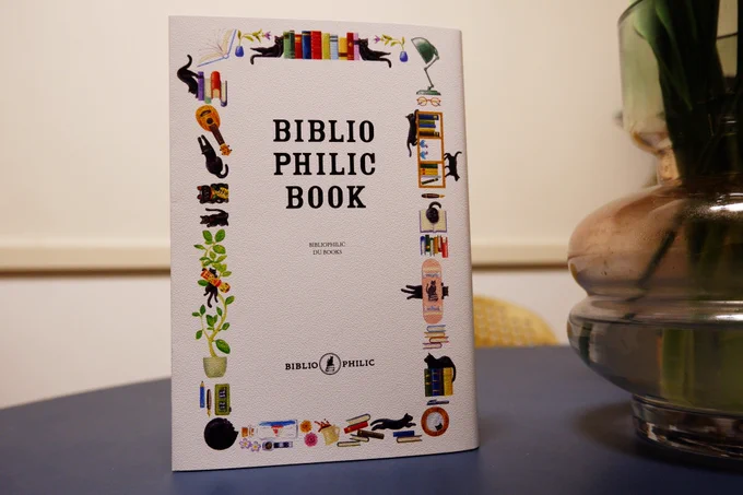 読書用品ブランド「BIBLIO PHILIC」のメモリアル・ブック「BIBLIO PHILIC BOOK」(DU BOOKS)にて、自分の少々面倒な読書生活についてイラストページを描いています。同好欲しさに本を貸して返ってこなかったことありませんか? 