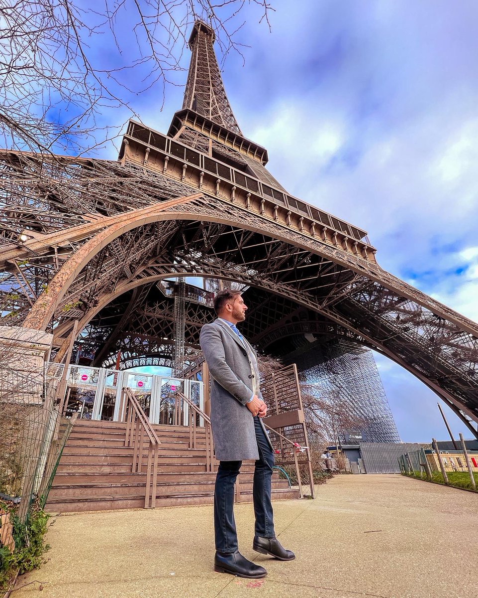 GabrielKimbrell's tweet photo. Making it look easy 🕶😉 
.
.
.
.
.
#pilotlife #pilot #piloto #flying #pilotsofinstagram #follow #ootd #love #paris #moda #eiffeltower #dapper https://t.co/YNJjDKYyLN