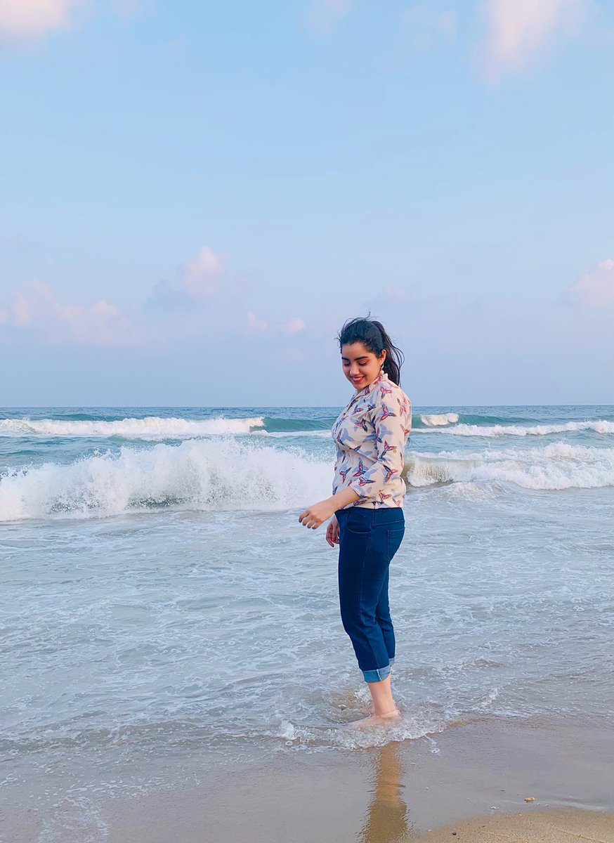 325.7k Likes, 2,622 Comments - Anushka Sen (@anushkasen0408) on Instagram:  “Beautif… | Beach photography poses, Photography poses family, Portrait  photography poses