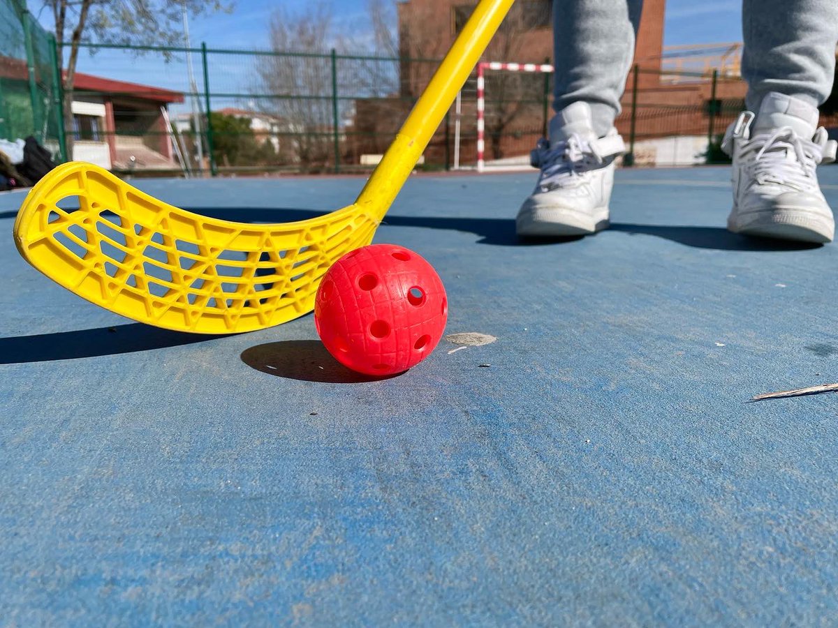 ijoaquinrodrigo's tweet photo. Dentro del tema #DeporteColectivo, los alumnos de #1BACH aprenden los entresijos del #UniHockey o #Floorball, practicando sus habilidades con el stick. ¡Os deseamos buen finde, pero volveremos a redes mañana con un post muy especial! #VolverAJugar #VolverASer #joaquinrodriguismo https://t.co/NeYAi9WryG