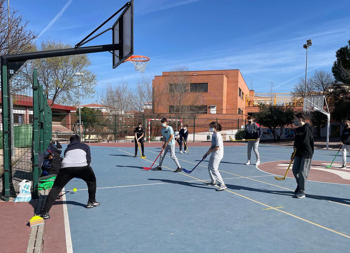 ijoaquinrodrigo's tweet photo. Dentro del tema #DeporteColectivo, los alumnos de #1BACH aprenden los entresijos del #UniHockey o #Floorball, practicando sus habilidades con el stick. ¡Os deseamos buen finde, pero volveremos a redes mañana con un post muy especial! #VolverAJugar #VolverASer #joaquinrodriguismo https://t.co/NeYAi9WryG