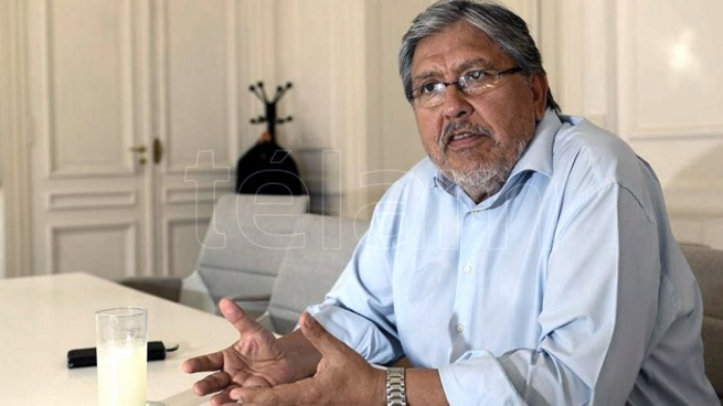 HumbertoTumini's tweet photo. El Chino Navarro ayer: "Nosotros hace rato que discutimos en el gobierno que no podemos dar planes indiscriminadamente”. ¿Y cómo van a resolver la falta de trabajo que se va a agravar con el FMI, que vos mismo reconocés “no es bueno”? Discurso por izquierda y ajuste por derecha. https://t.co/THT0pwpPBc