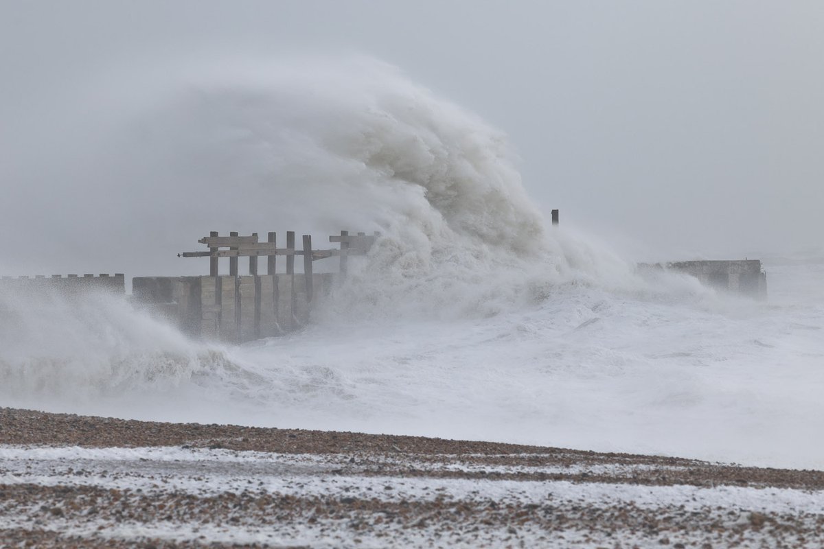 ryeharbour_NR's tweet image. Some of the strongest winds we have experienced here produced plenty of big waves at the river mouth and sea spray everywhere.
The high tide was only about 4m, so plenty of sea defence to spare.  #stormeunice